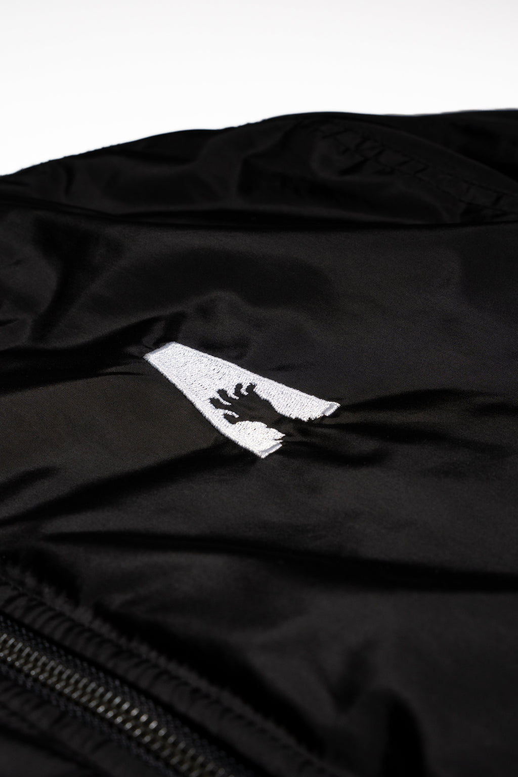 Dancing Dead bomber détail du symbole de la main