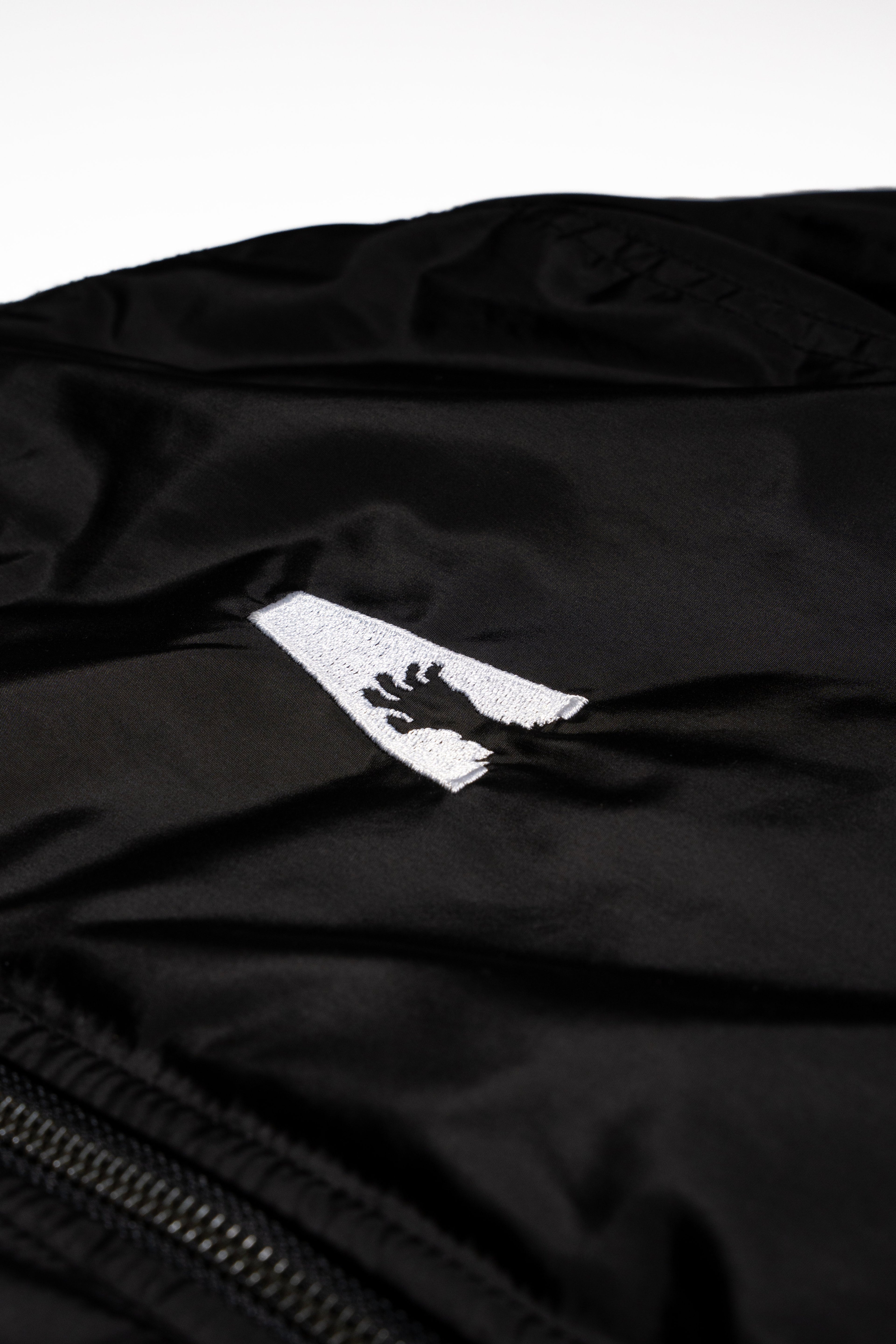 Dancing Dead bomber détail du symbole de la main