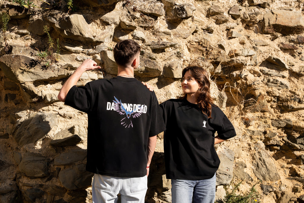 T-shirt Dancing Dead Corbeau porté par Théo et Melissa