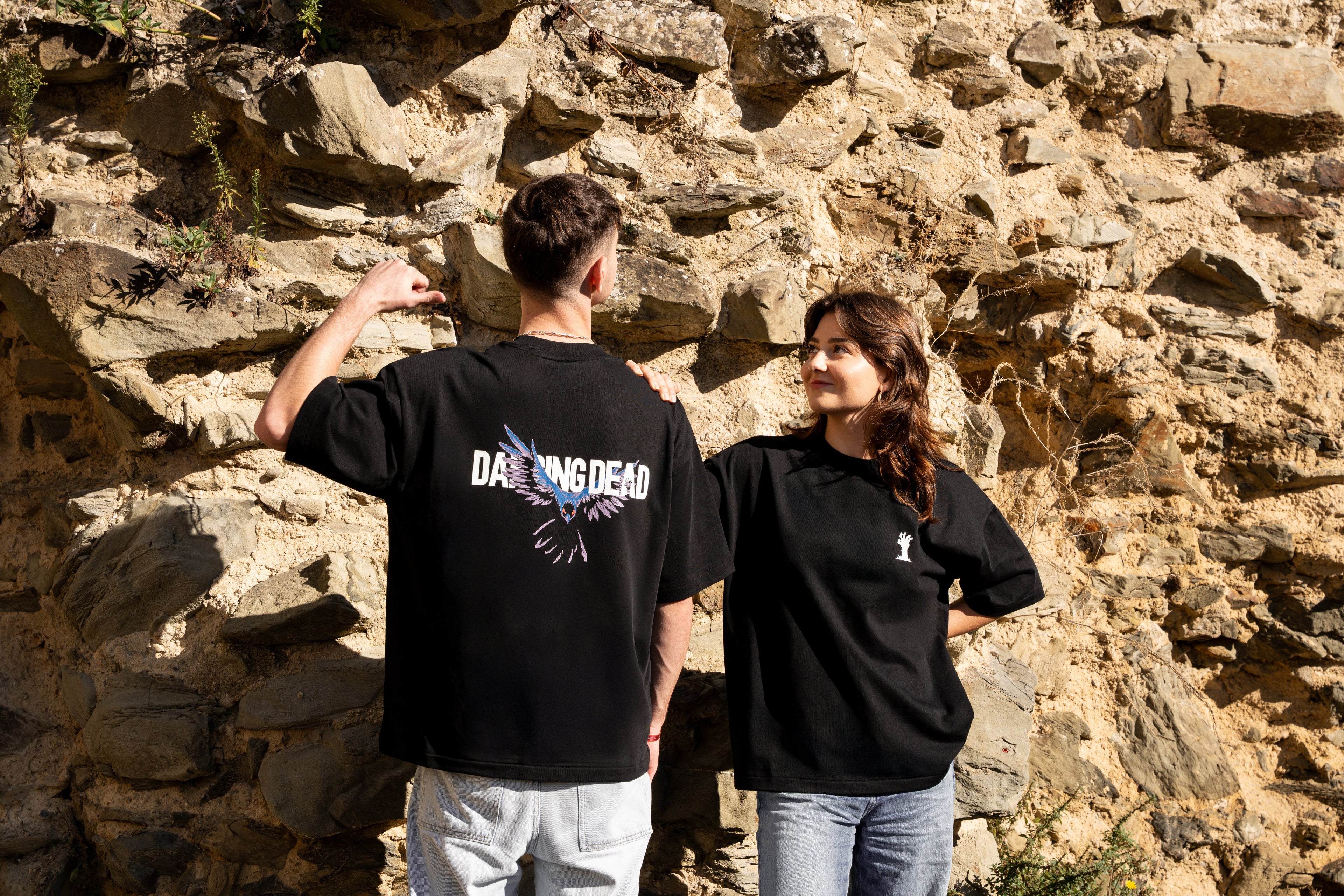 T-shirt Dancing Dead Corbeau porté par Théo et Melissa