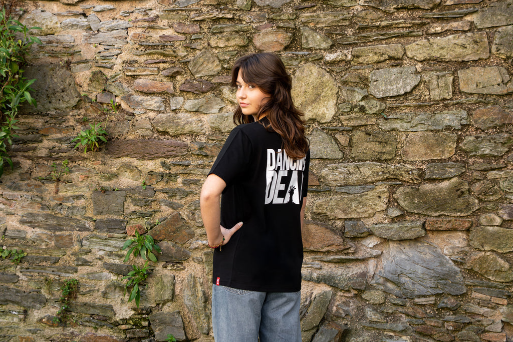 T-shirt Dancing Dead porté par Melissa back