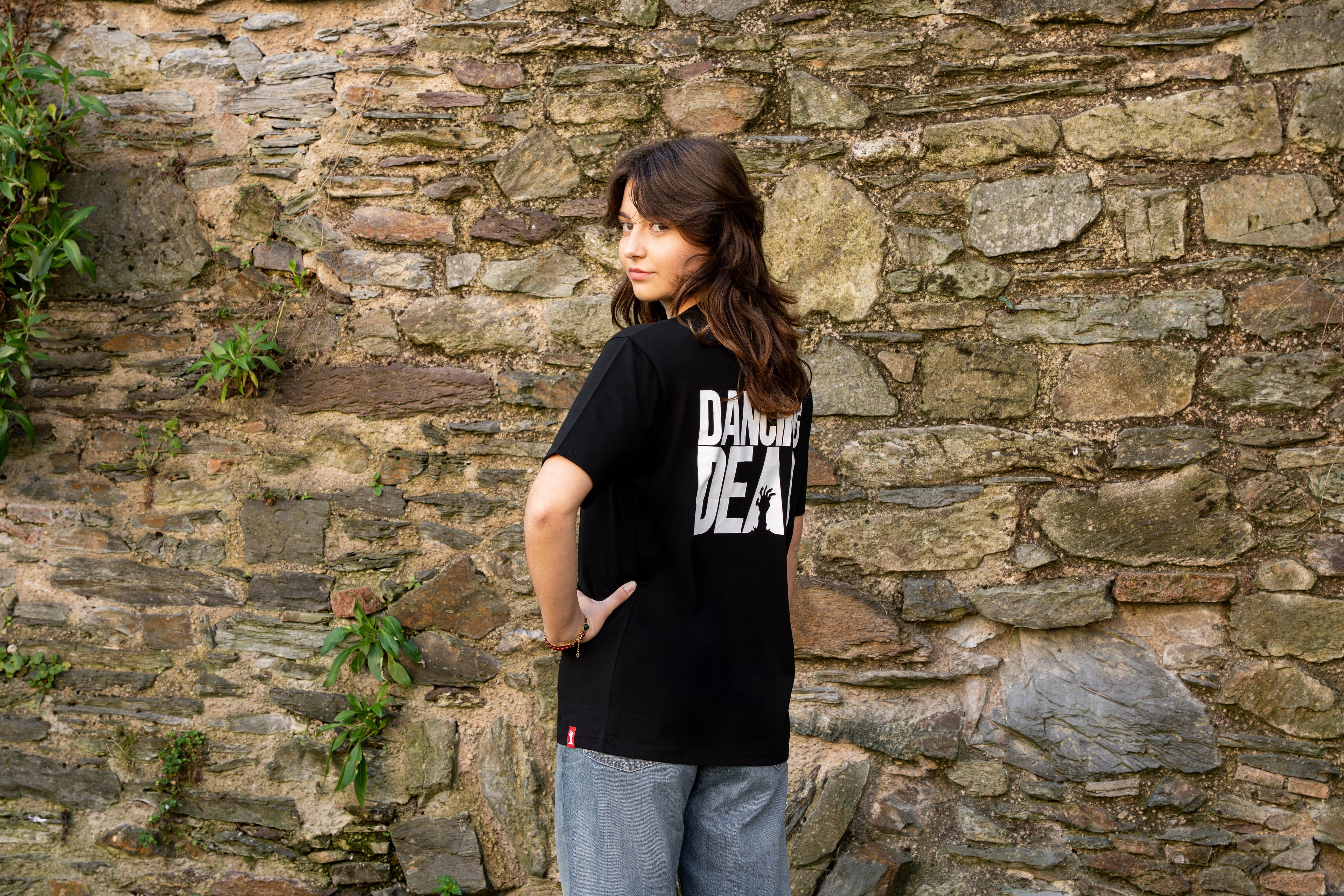 T-shirt Dancing Dead porté par Melissa back